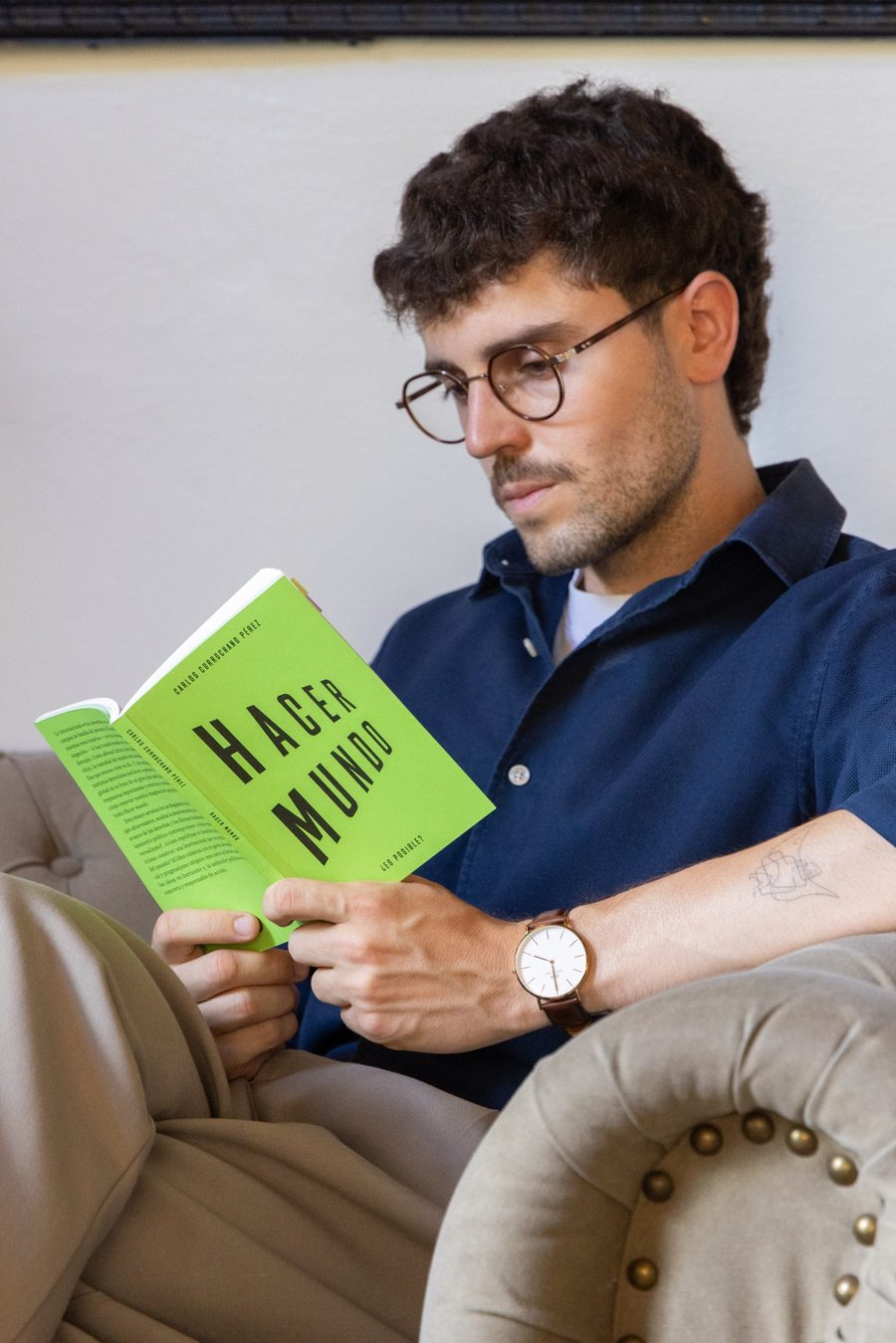 Carlos Corrochano leyendo su libro Hacer mundo